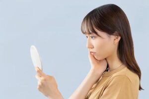 口元を気にする