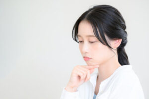 悩む女性