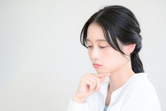 悩む女性